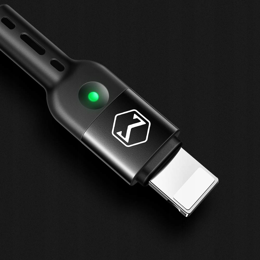Yeşil ışıklı ve beyaz logolu siyah USB-C kablosu.