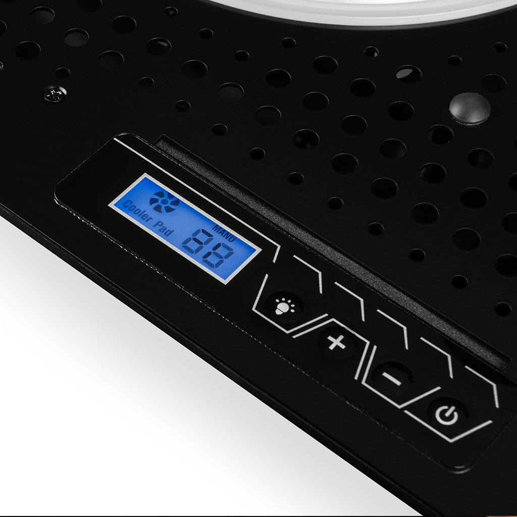 Czarny panel sterowania z niebieskim ekranem LCD wyświetlającym "Cooler Pad 88".