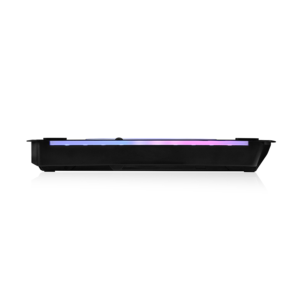Czarna klawiatura z podświetleniem RGB na białym tle.