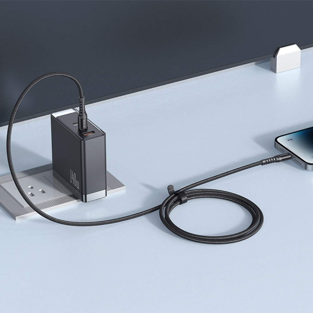 Siyah 140W şarj cihazı ve USB-C kablosu bir akıllı telefonu bağlıyor.