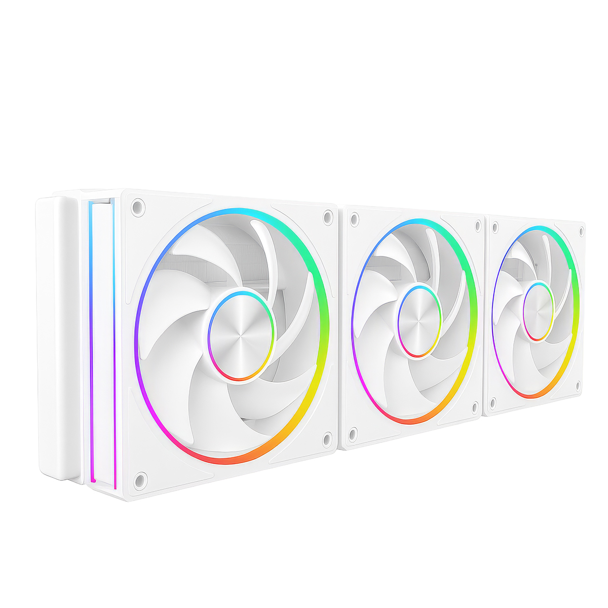 Trzy białe wentylatory komputerowe z podświetleniem RGB ustawione są w rzędzie na białym tle.