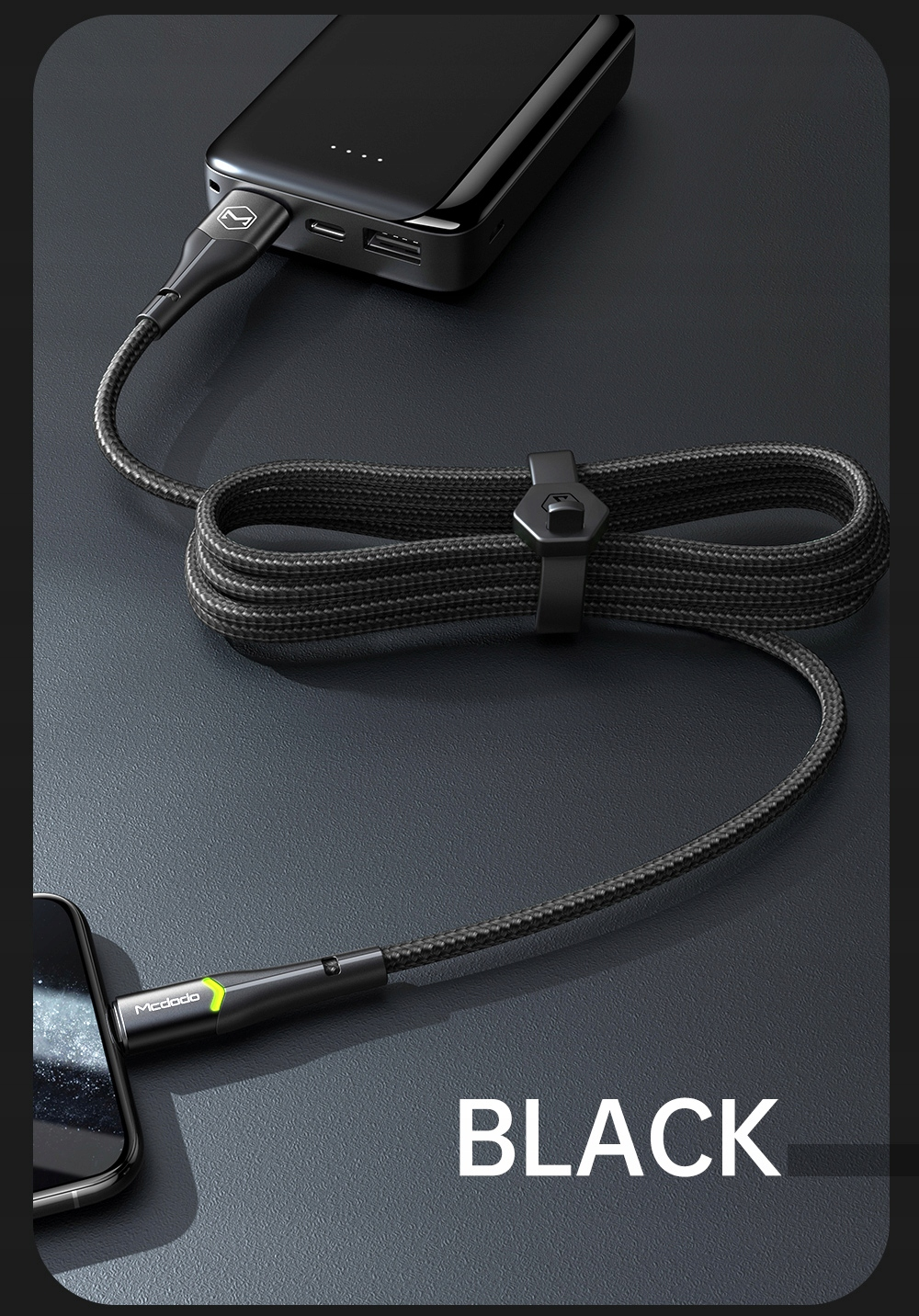 Schwarzes Ladekabel verbindet ein Smartphone mit einer Powerbank.