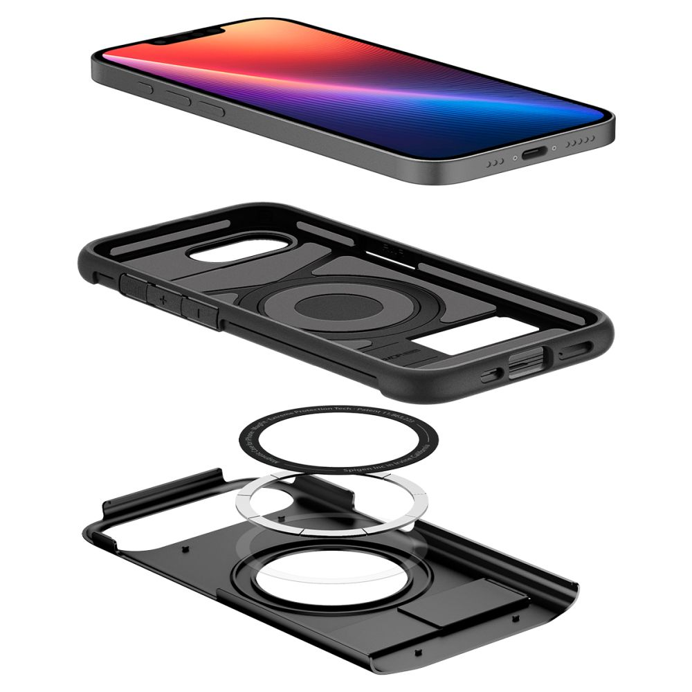 Ein Smartphone, eine schwarze Handyhülle und ein Ring liegen übereinander.