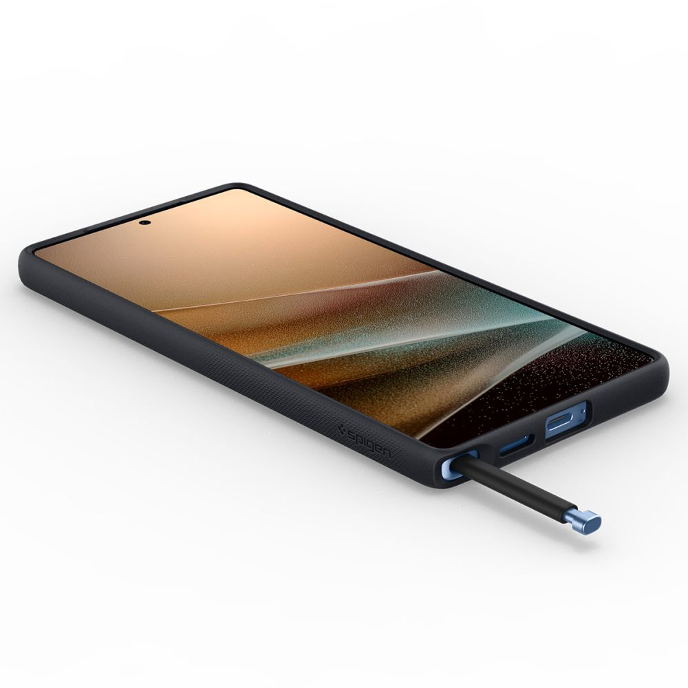 Ein schwarzes Smartphone in einer Hülle mit einem Stift.