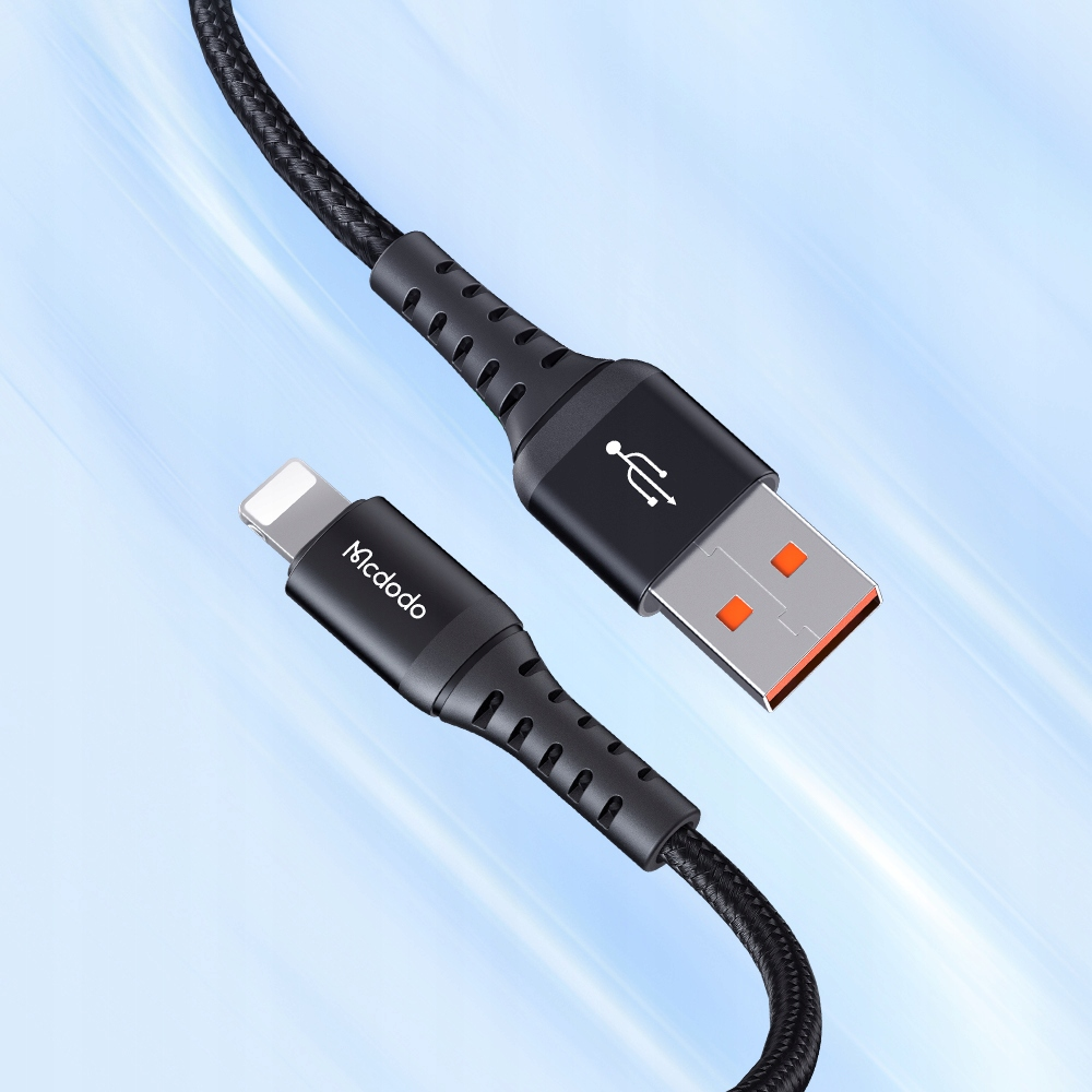 Turuncu vurgulara ve beyaz USB sembolüne sahip siyah örgülü USB - Lightning kablosu.