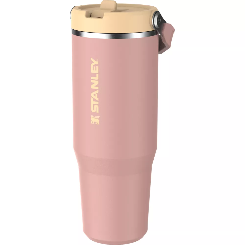 Bej rengi kapaklı ve gümüş saplı pembe Stanley matarası.