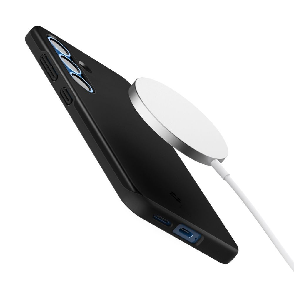 Custodia nera per telefono con caricabatterie MagSafe collegato da cavo bianco.