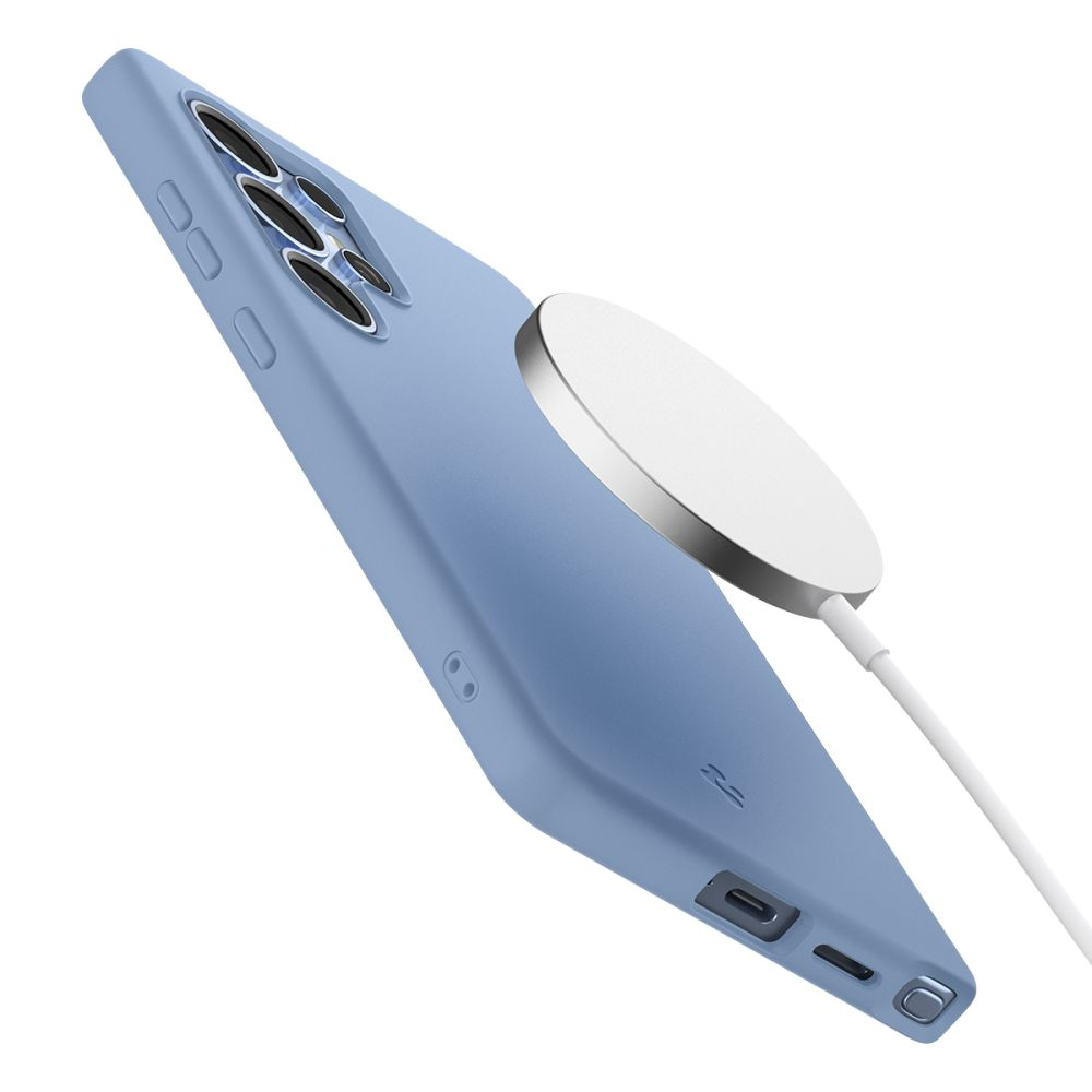 Una funda de teléfono azul con un cable de carga blanco conectado a un cargador magnético.