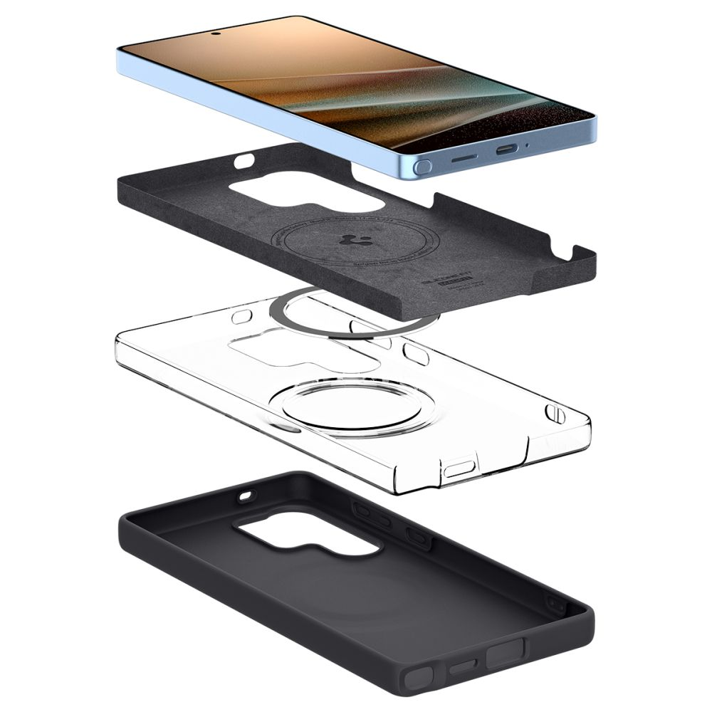 Uno smartphone con tre strati di custodie protettive impilati uno sull'altro.