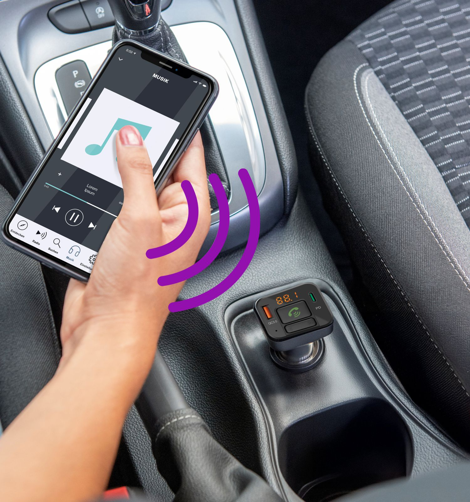 Mano tiene smartphone con app musicale; trasmettitore FM in auto.