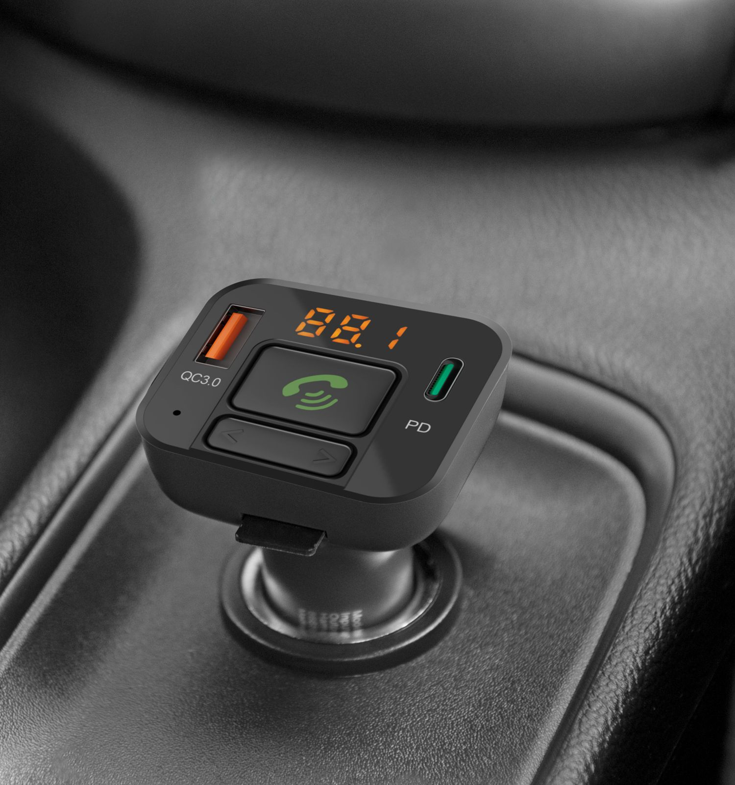 Un adattatore USB per auto nero con display e pulsanti, in un'auto.
