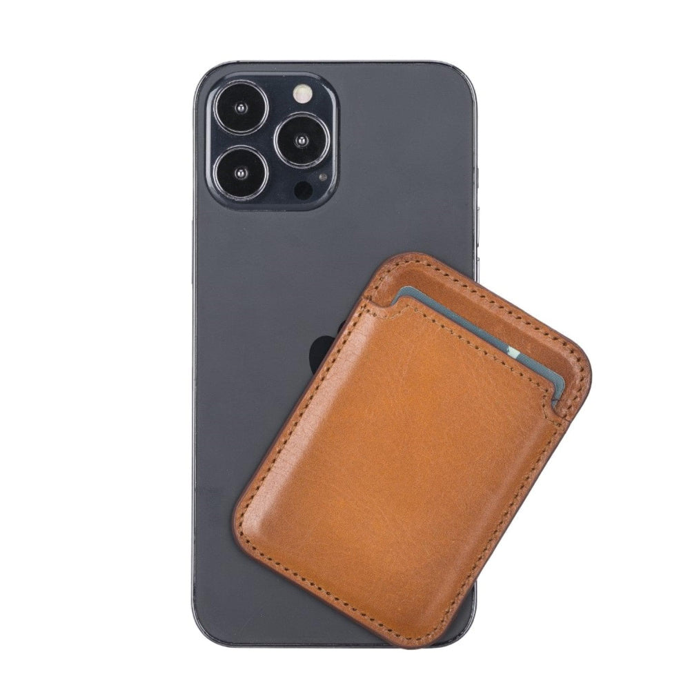 Gri bir iPhone'un arkasına takılı kahverengi deri kartlık.