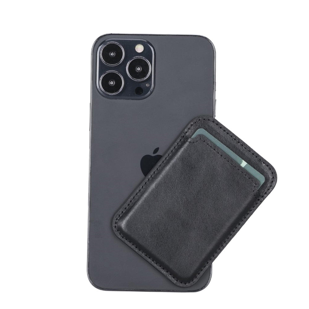 Koyu renkli iPhone üzerinde siyah deri kartlık, beyaz arka plan.