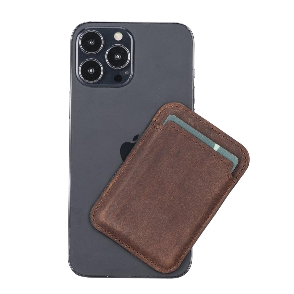 Kahverengi deri kartlık, üç kameralı koyu renkli bir iPhone'un arkasına yapışır.