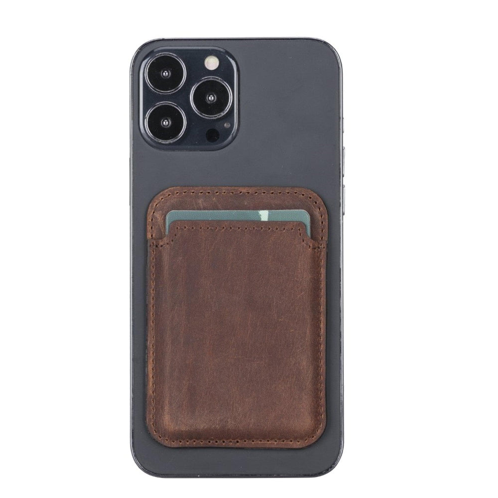 Kamera lensinin altında kahverengi deri kartlık bulunan iPhone'un arkası.