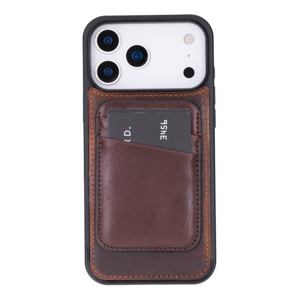 Kahverengi deri telefon kılıfı kart tutucu ve siyah kenarlıklı. Beyaz telefon görünüyor.