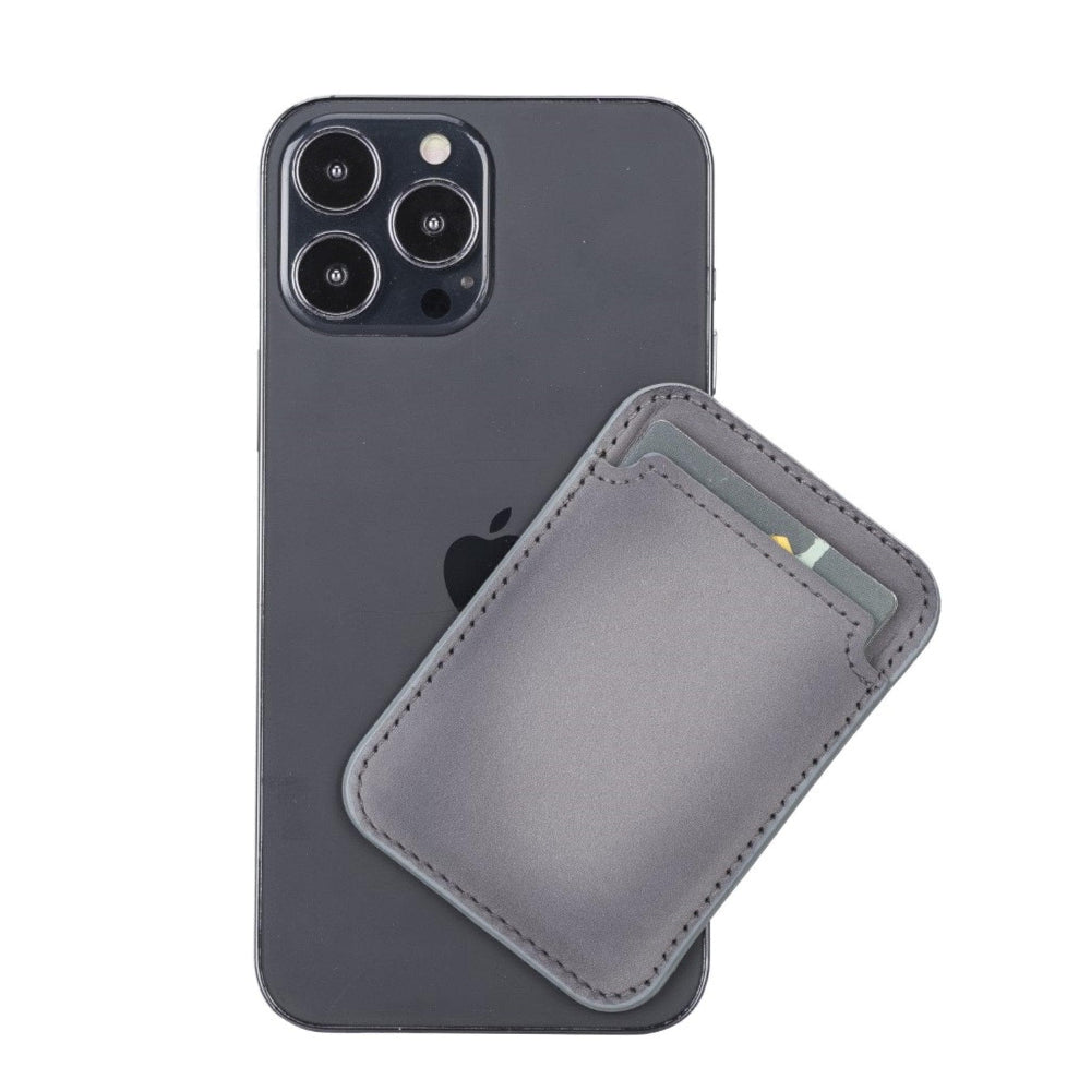 Apple logolu siyah iPhone üzerinde kart bölmeli gri telefon kılıfı.