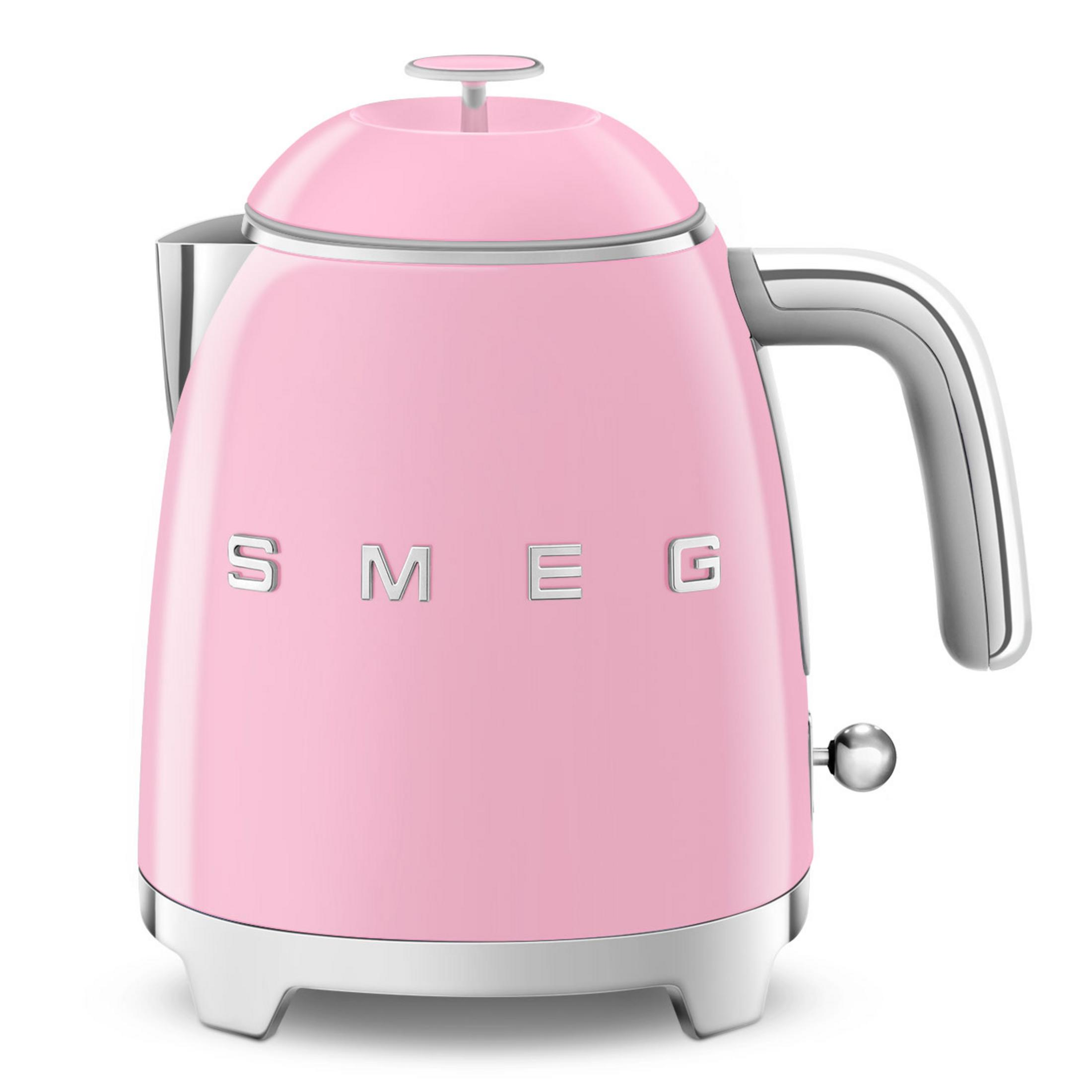 Różny czajnik Smeg z chromowanymi detalami na białym tle.