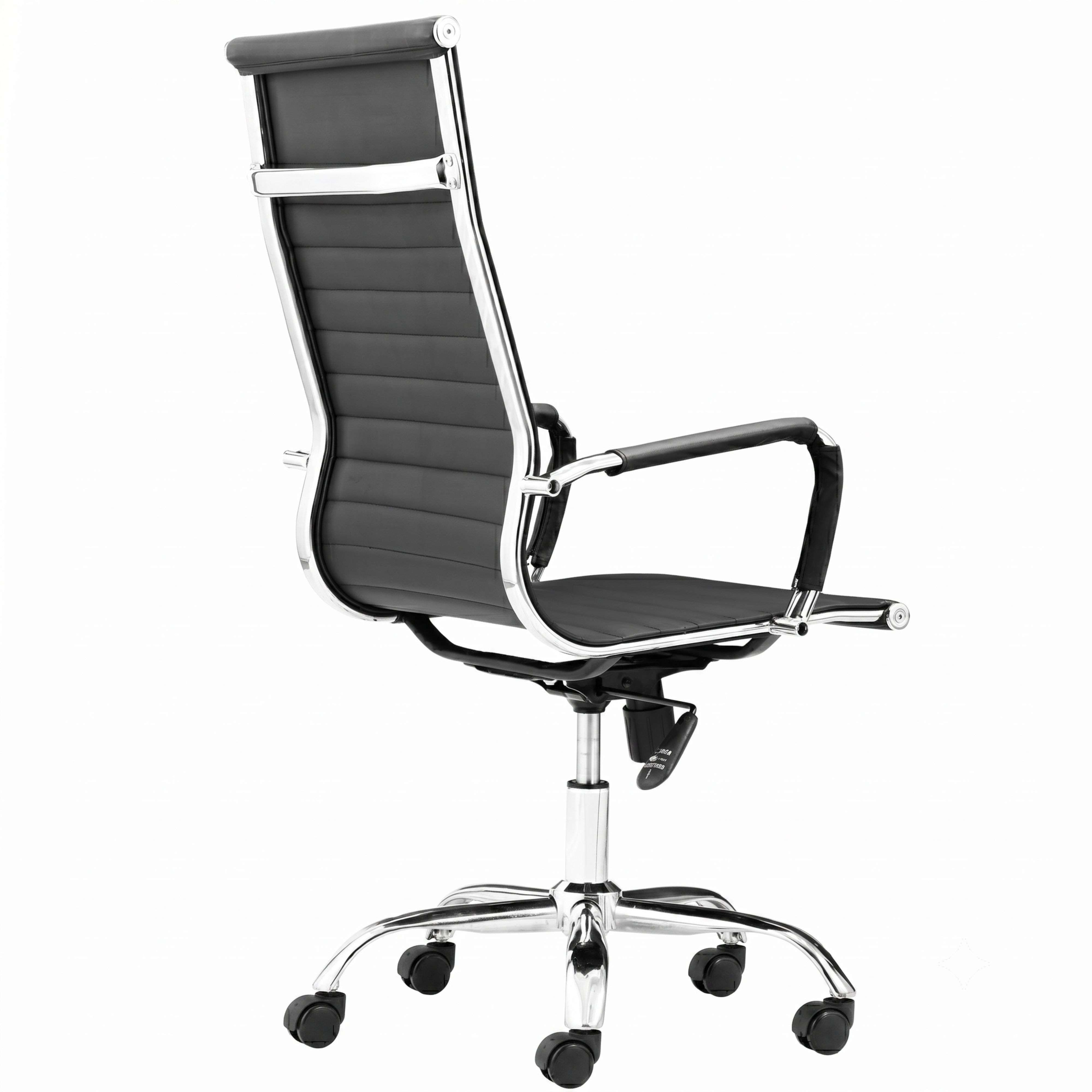 Silla de oficina negra con detalles cromados y ruedas, vista de lado.