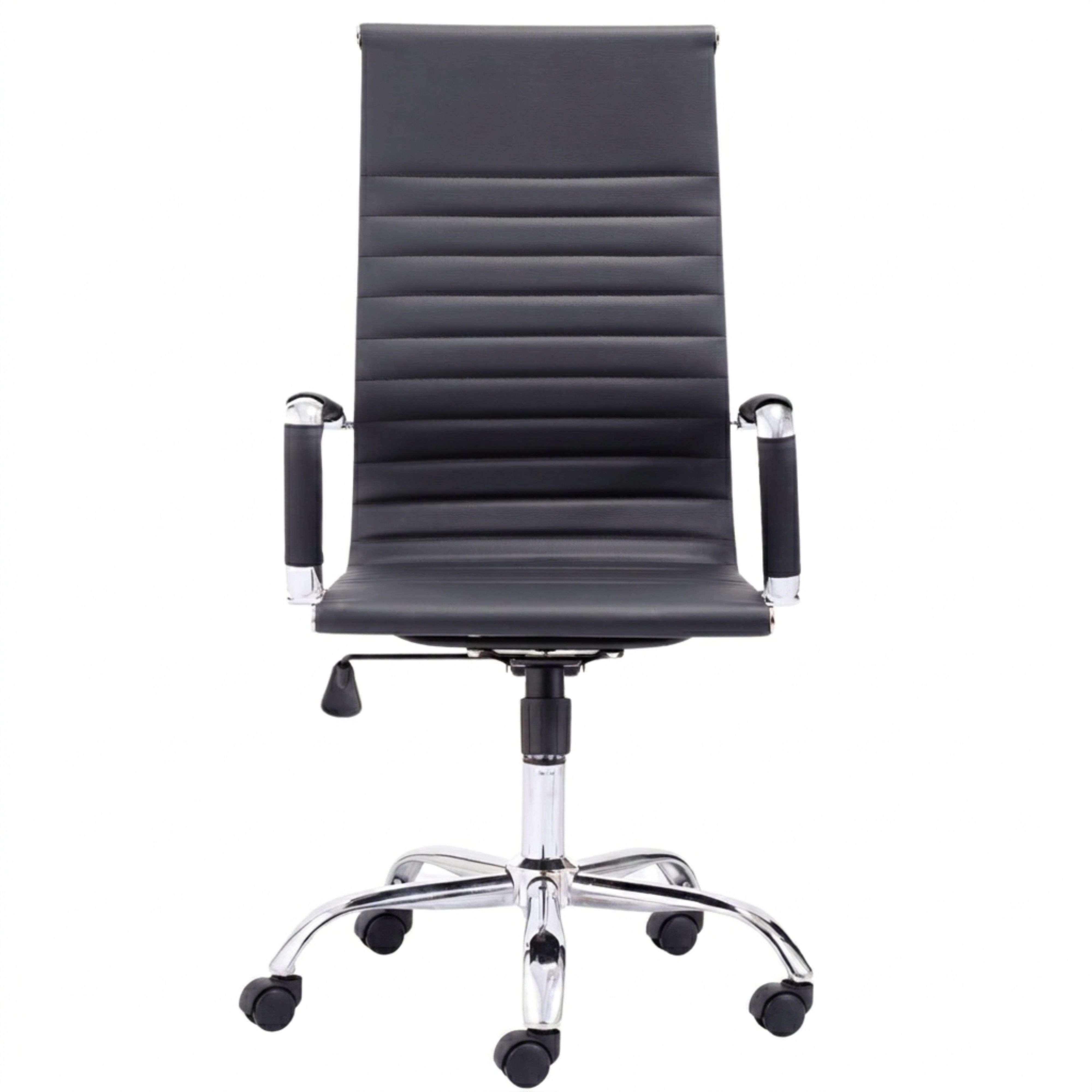 Una silla de oficina negra con costuras horizontales y detalles cromados.