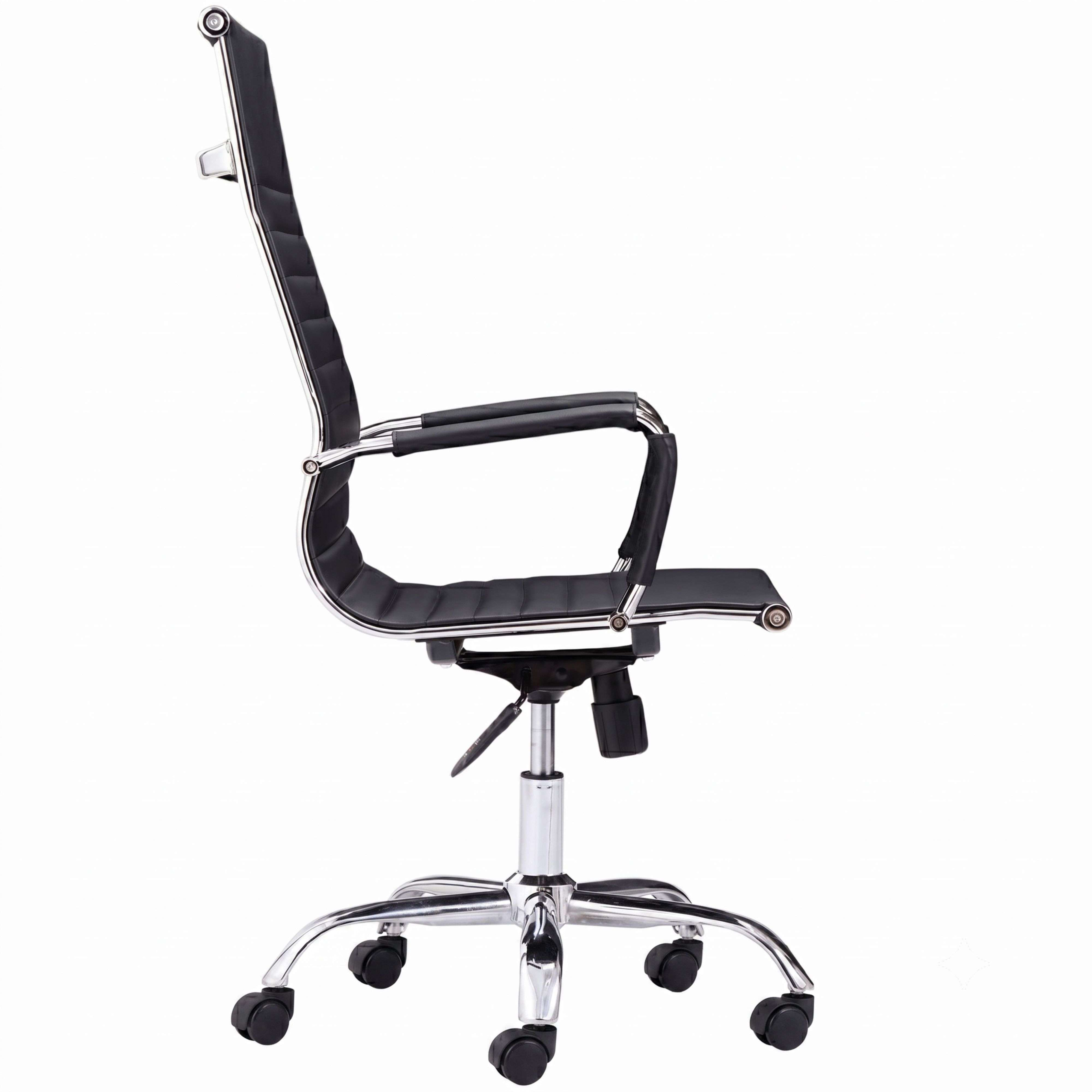 Silla de oficina negra con base cromada y ruedas, vista lateral.
