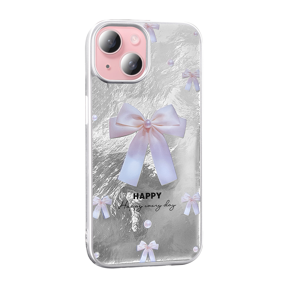Gümüş rengi telefon kılıfı, pembe fiyonklar ve incilerle süslü.
