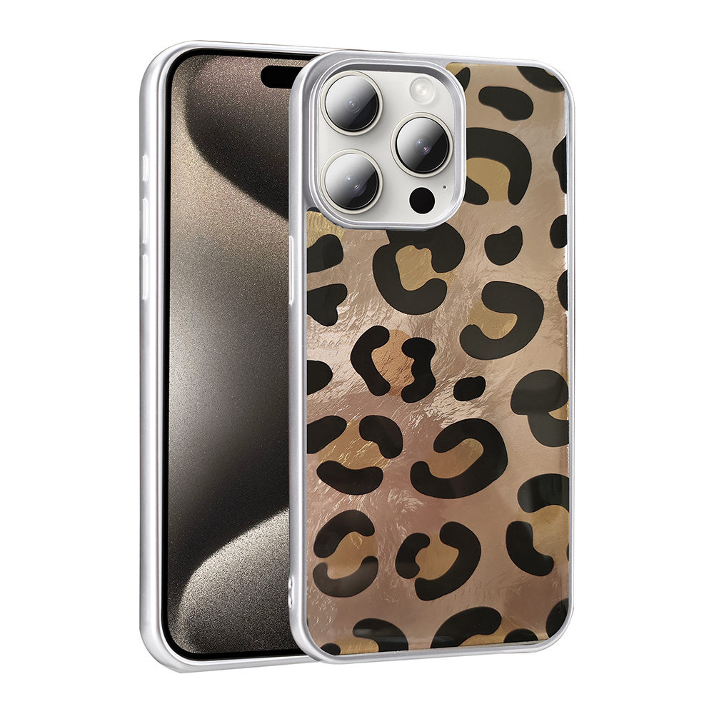 Leopar desenli kılıflı bir akıllı telefon. Siyah ve altın lekeli şeffaf kılıf.