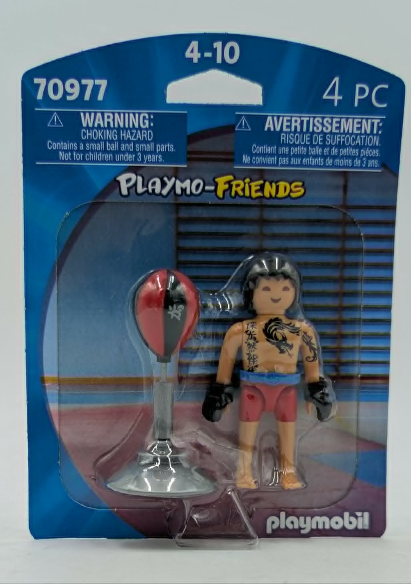 Zestaw Playmobil z figurką boksera i workiem treningowym na niebieskim tle.