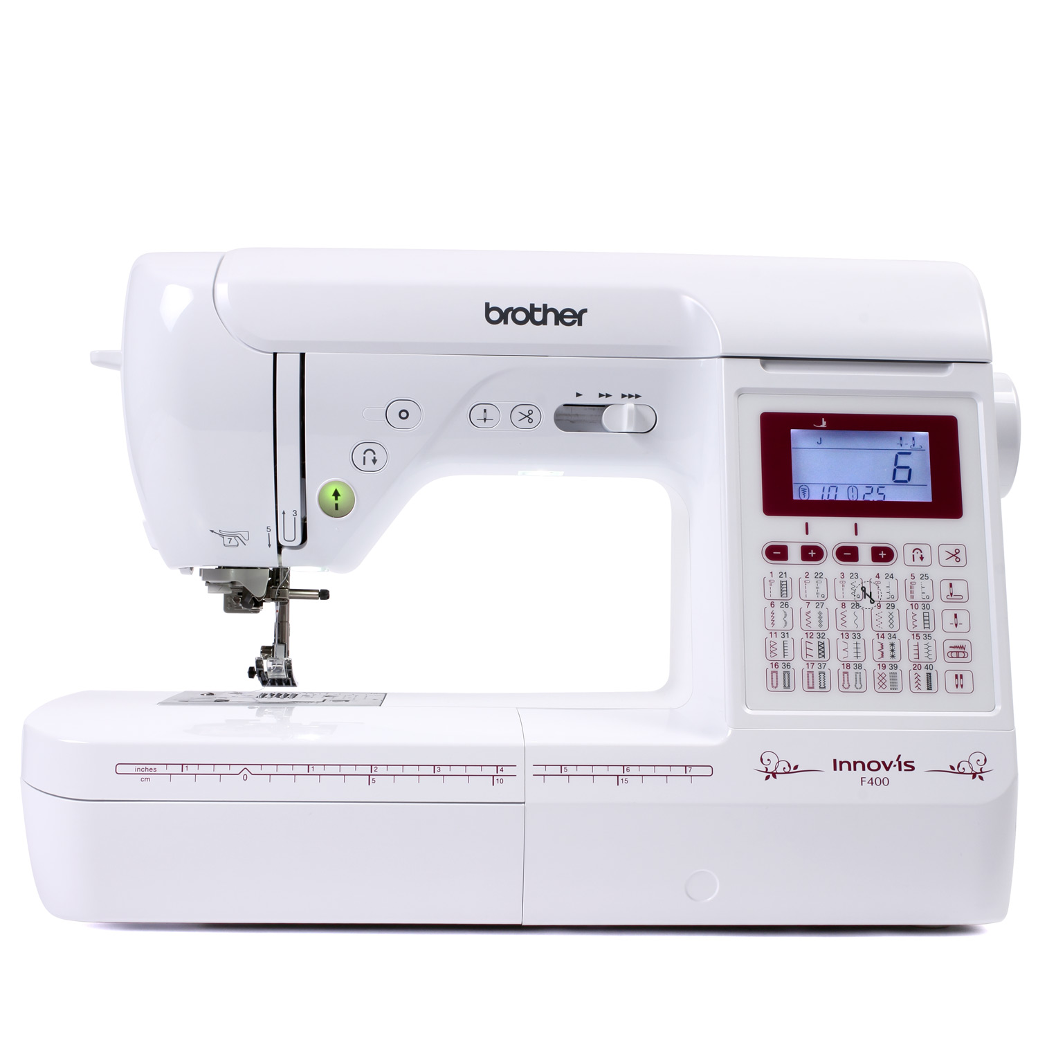 Weiße Nähmaschine mit digitalem Display und Tastenfeld.