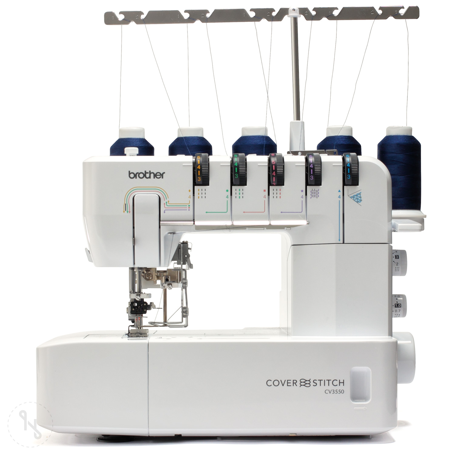 Witte Brother Cover Stitch CV3550 naaimachine met blauwe garenklossen en metalen garengeleiders.