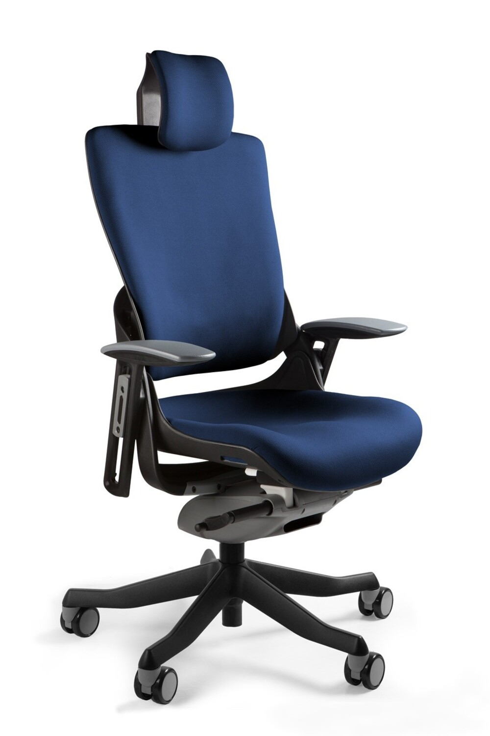 Niebieskie ergonomiczne krzesło biurowe z zagłówkiem, podłokietnikami i kółkami na białym tle.