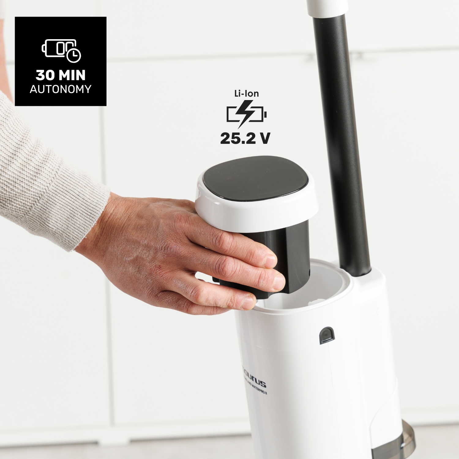 Hombre inserta batería en aspiradora blanca. 30 min autonomía, 25,2 V Li-ion.