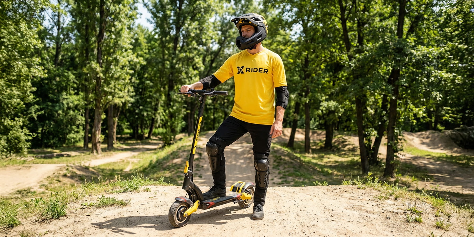 Mężczyzna w żółtej koszulce i kasku stoi na hulajnodze elektrycznej w lesie.