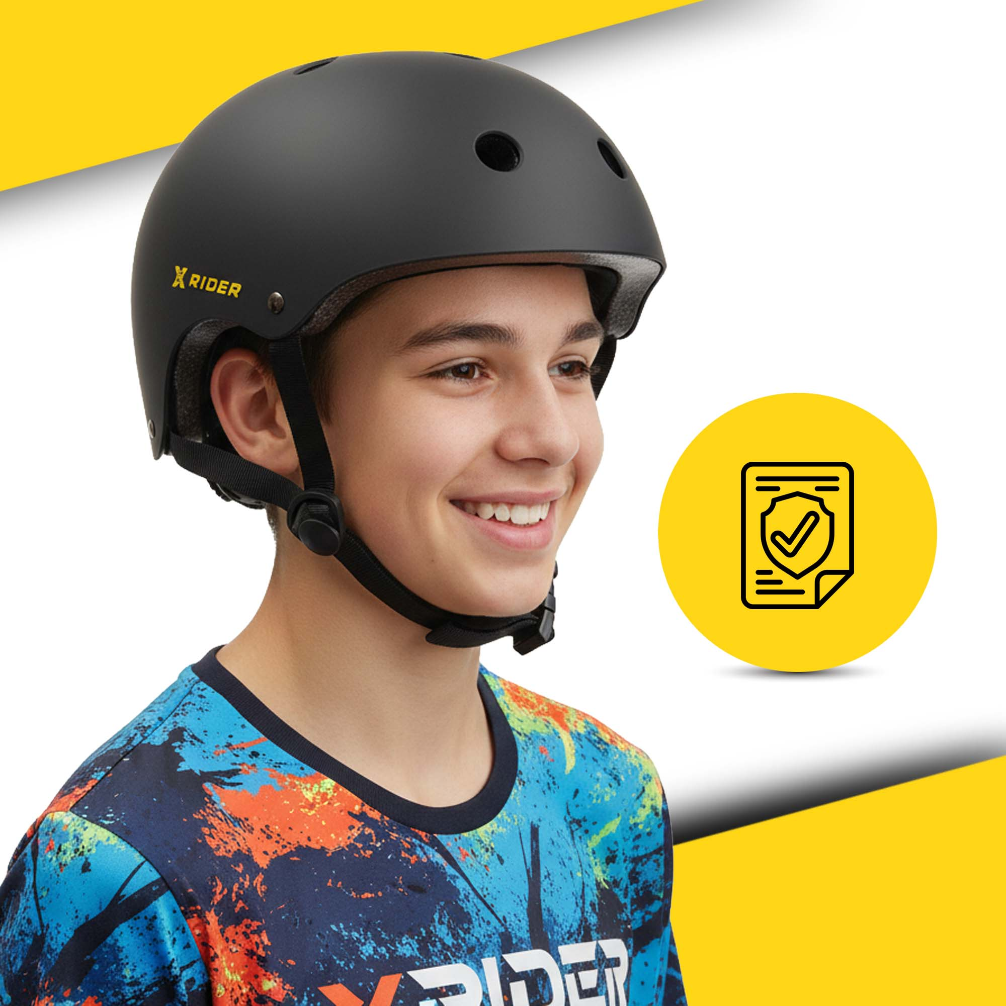 Chłopiec nosi czarny kask z logo X RIDER i kolorowy t-shirt.