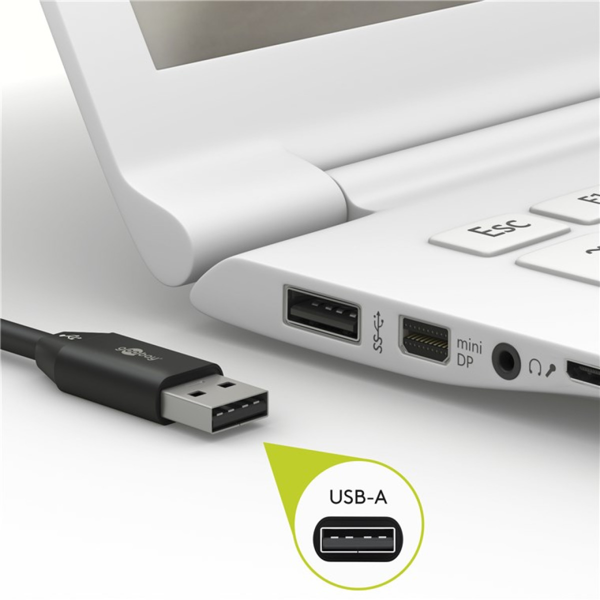 Ein schwarzes USB-A-Kabel wird in den USB-A-Anschluss eines weißen Laptops gesteckt.