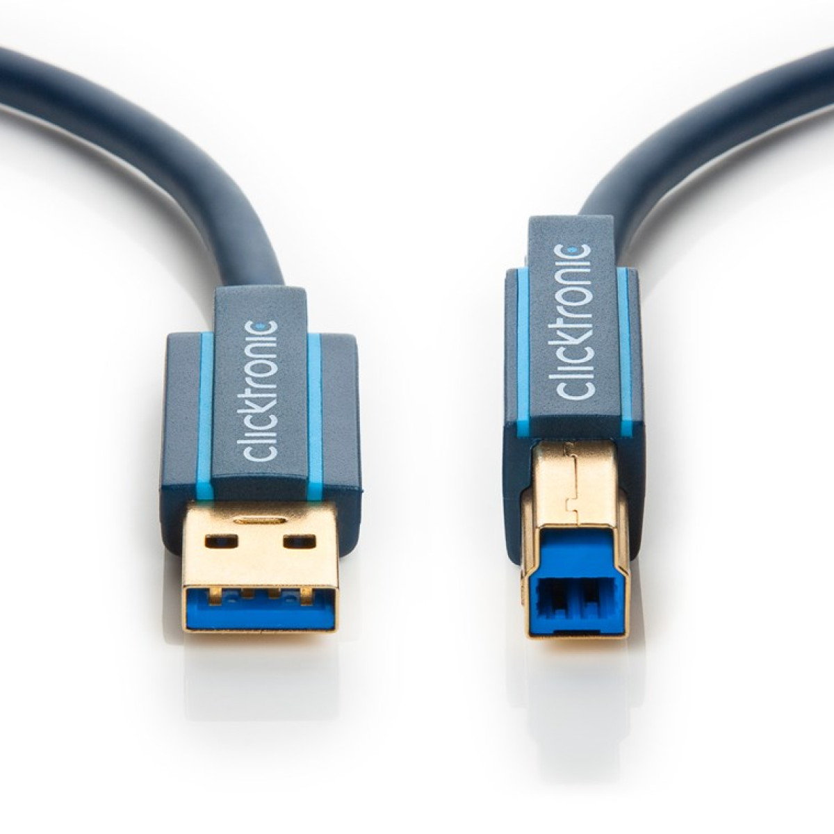 Zwei USB 3.0 Kabelenden mit blauen Einsätzen und goldenen Kontakten.