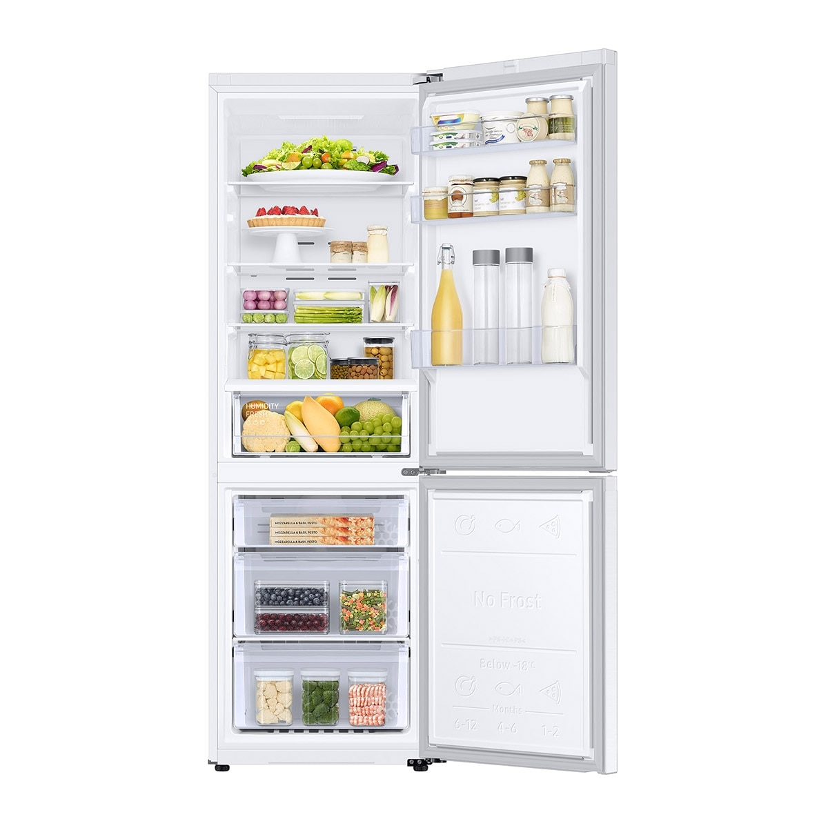 Un refrigerador blanco abierto, bien iluminado y lleno de alimentos.