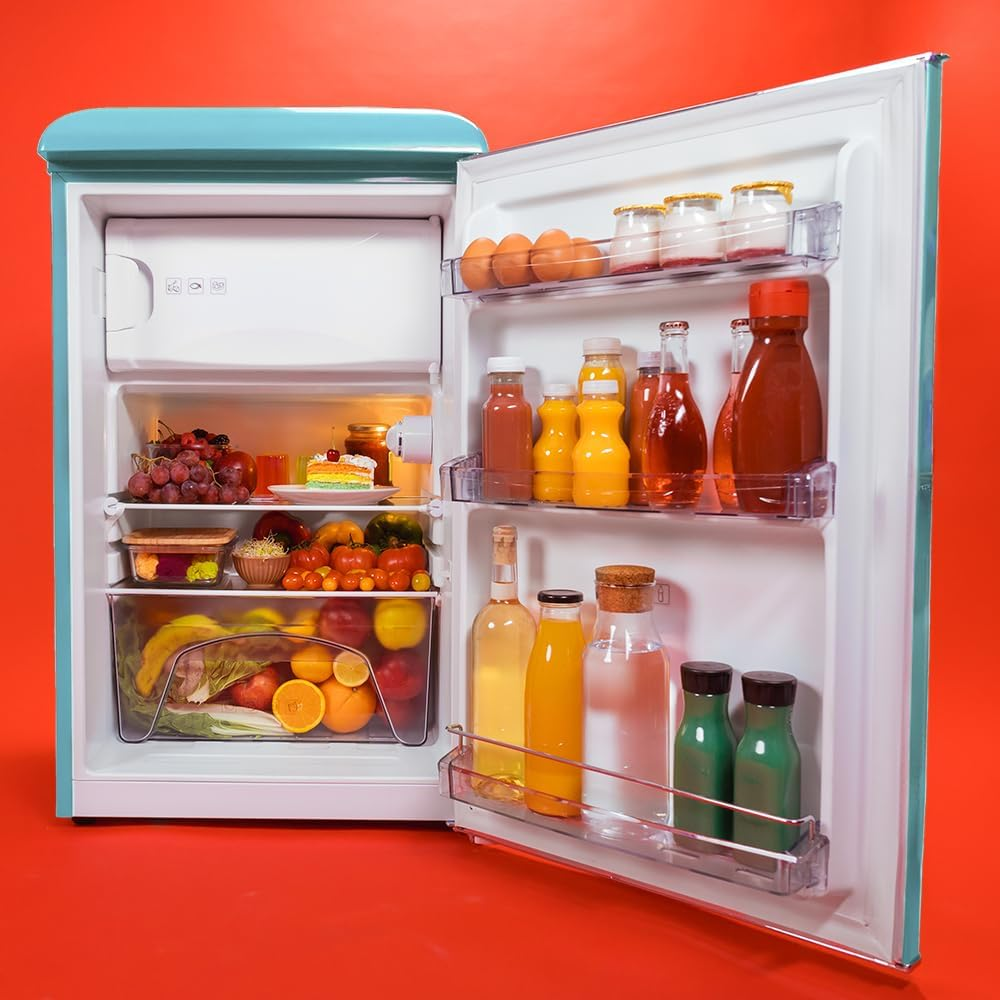 Ein offener Kühlschrank mit Lebensmitteln. Oben sind Eier und Joghurt, dann Säfte und Flaschen.