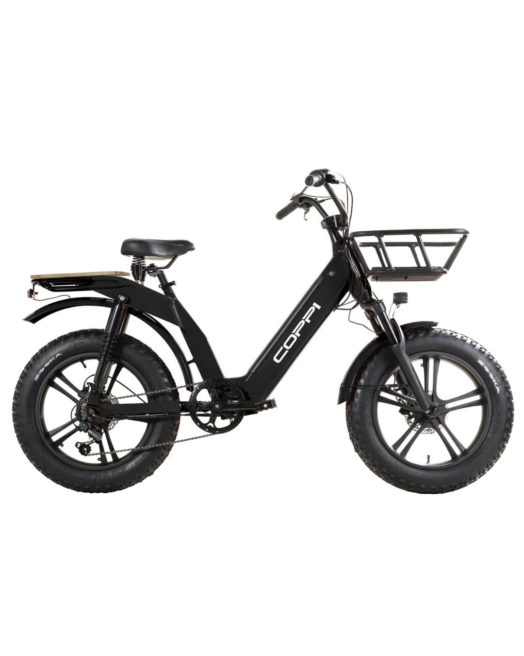 Bicicletta elettrica nera con pneumatici larghi, portapacchi anteriore e posteriore.
