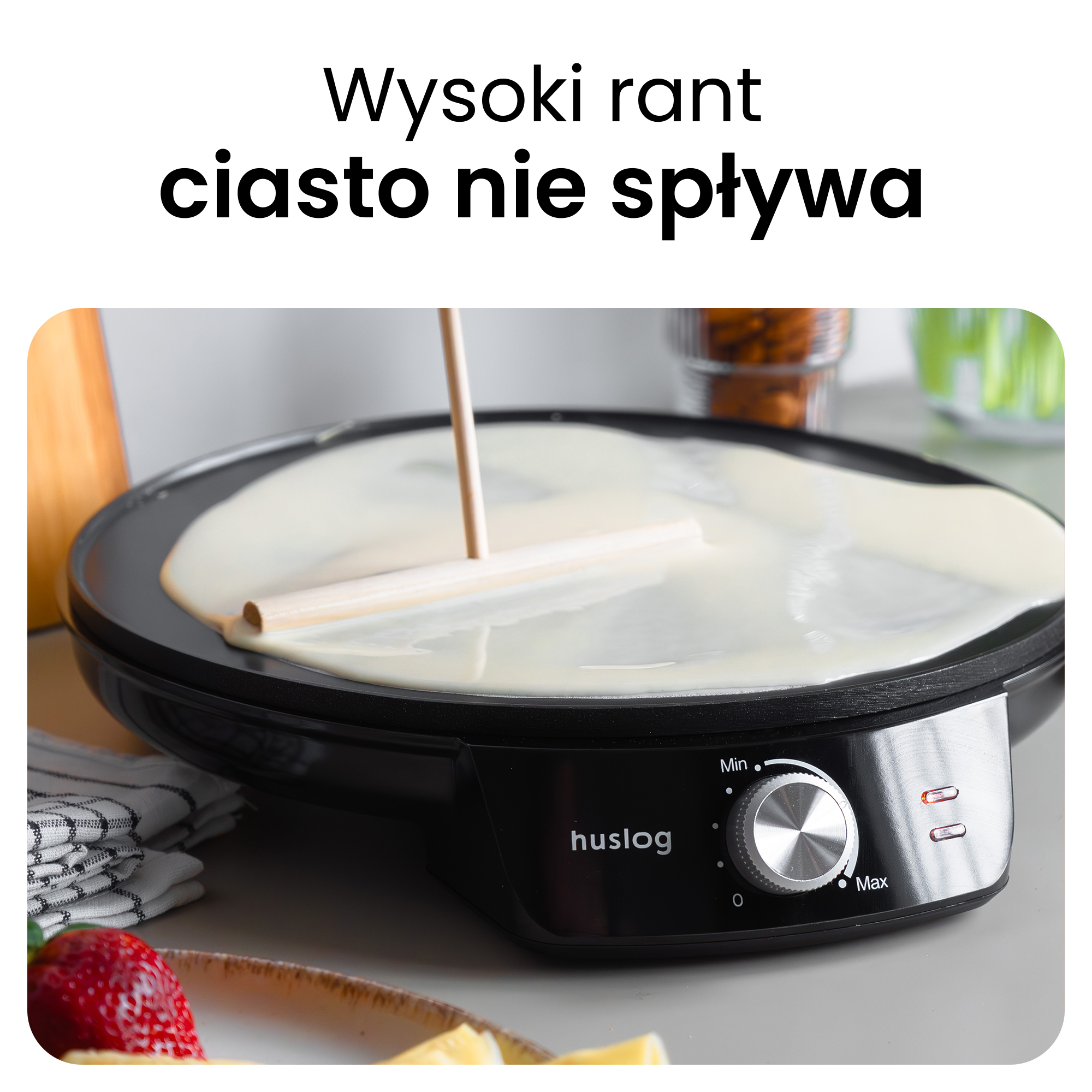 Creper z ciastem i szpatułką. Truskawki i ser na pierwszym planie.