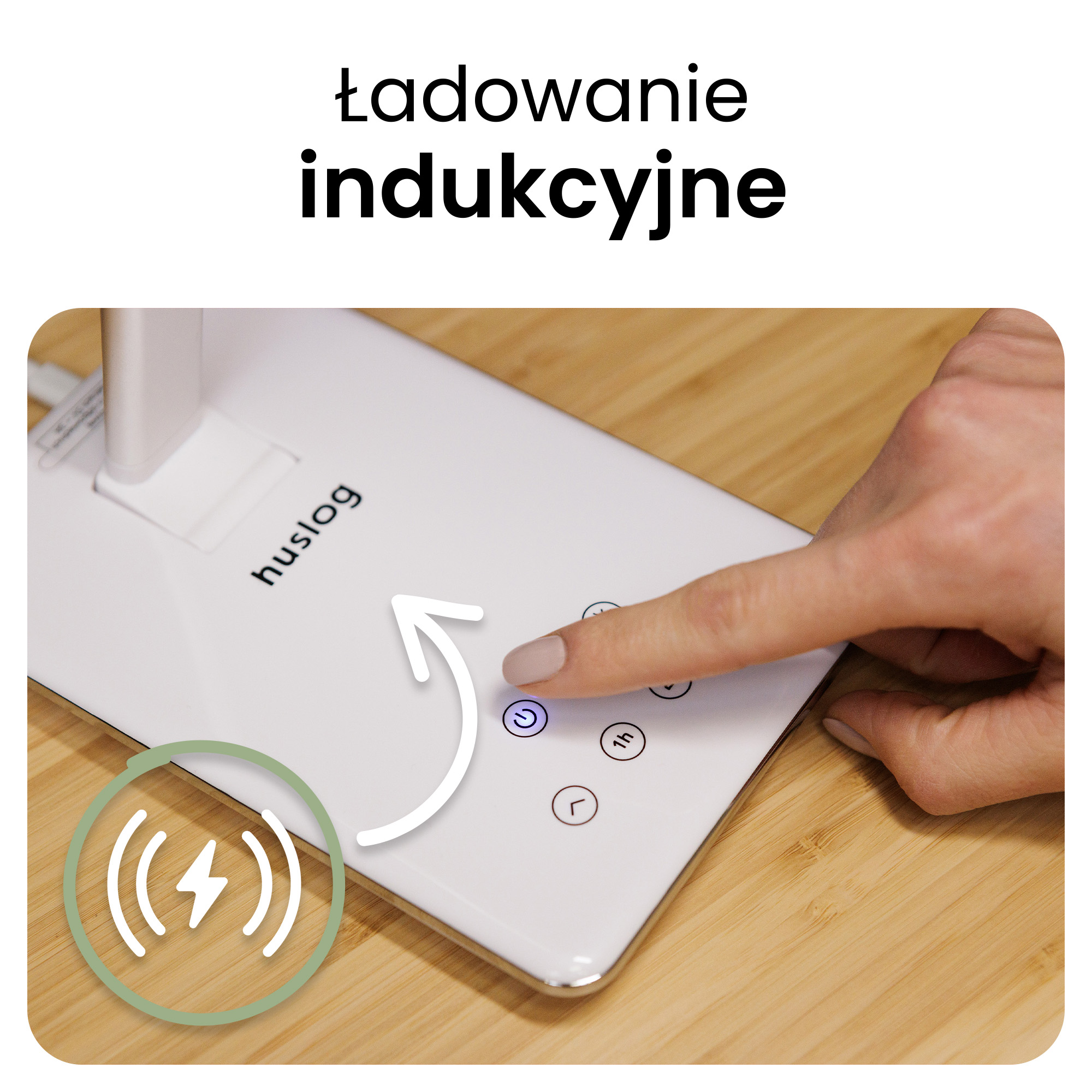 Dłoń naciska ikonę zasilania na białej ładowarce indukcyjnej z symbolem ładowania.