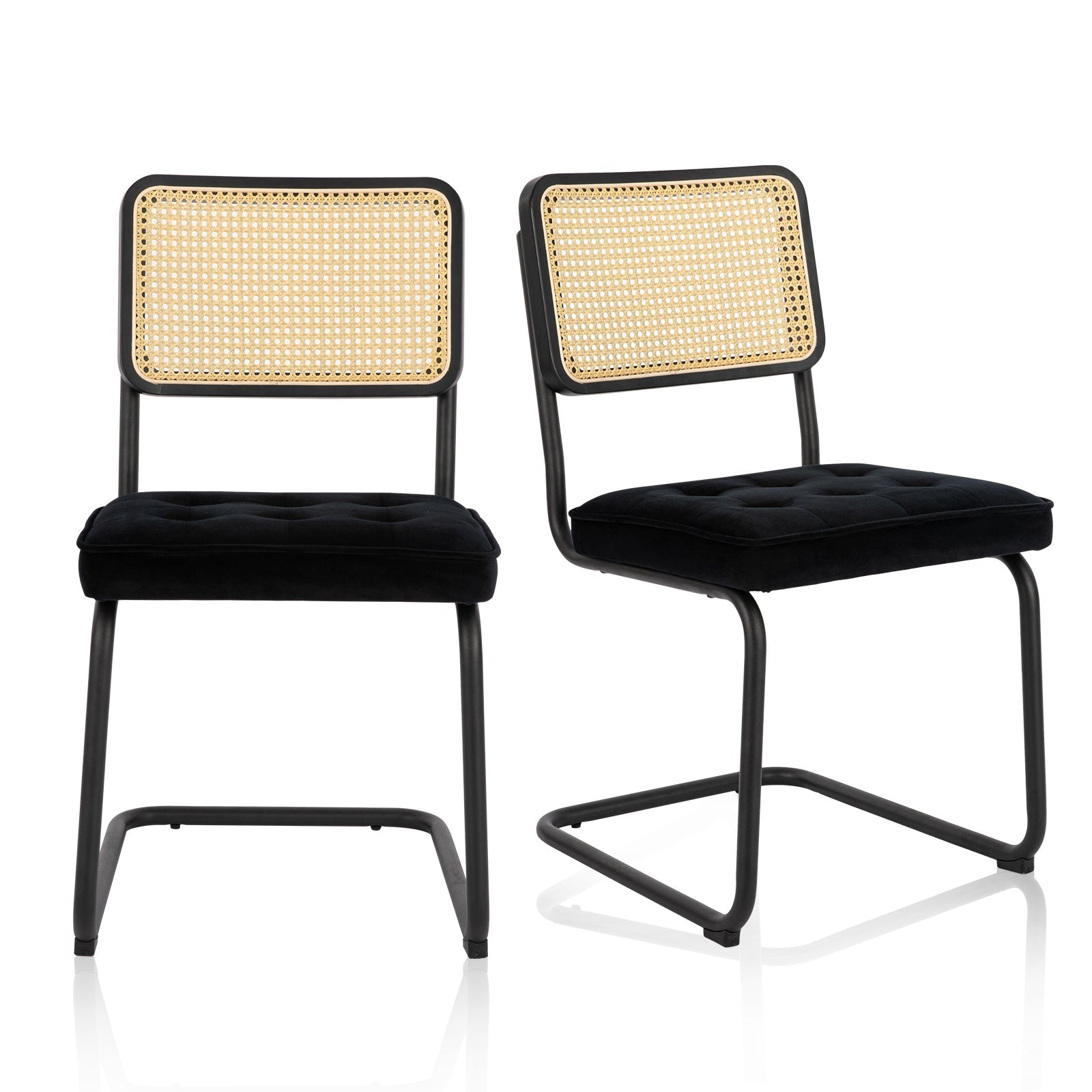 Zwei schwarze Stühle mit Rattan-Rückenlehnen und gepolsterten Sitzen.