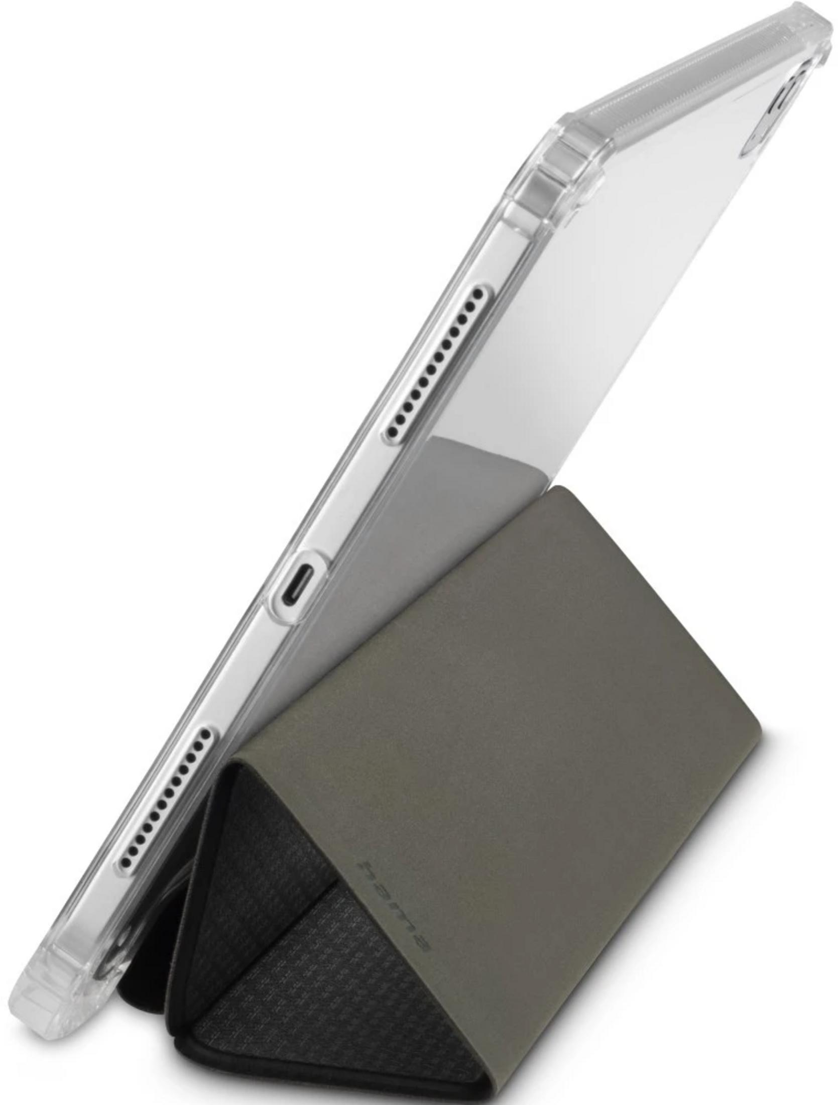 Przezroczyste etui na tablet oparte o szary trójkątny stojak na białej powierzchni.