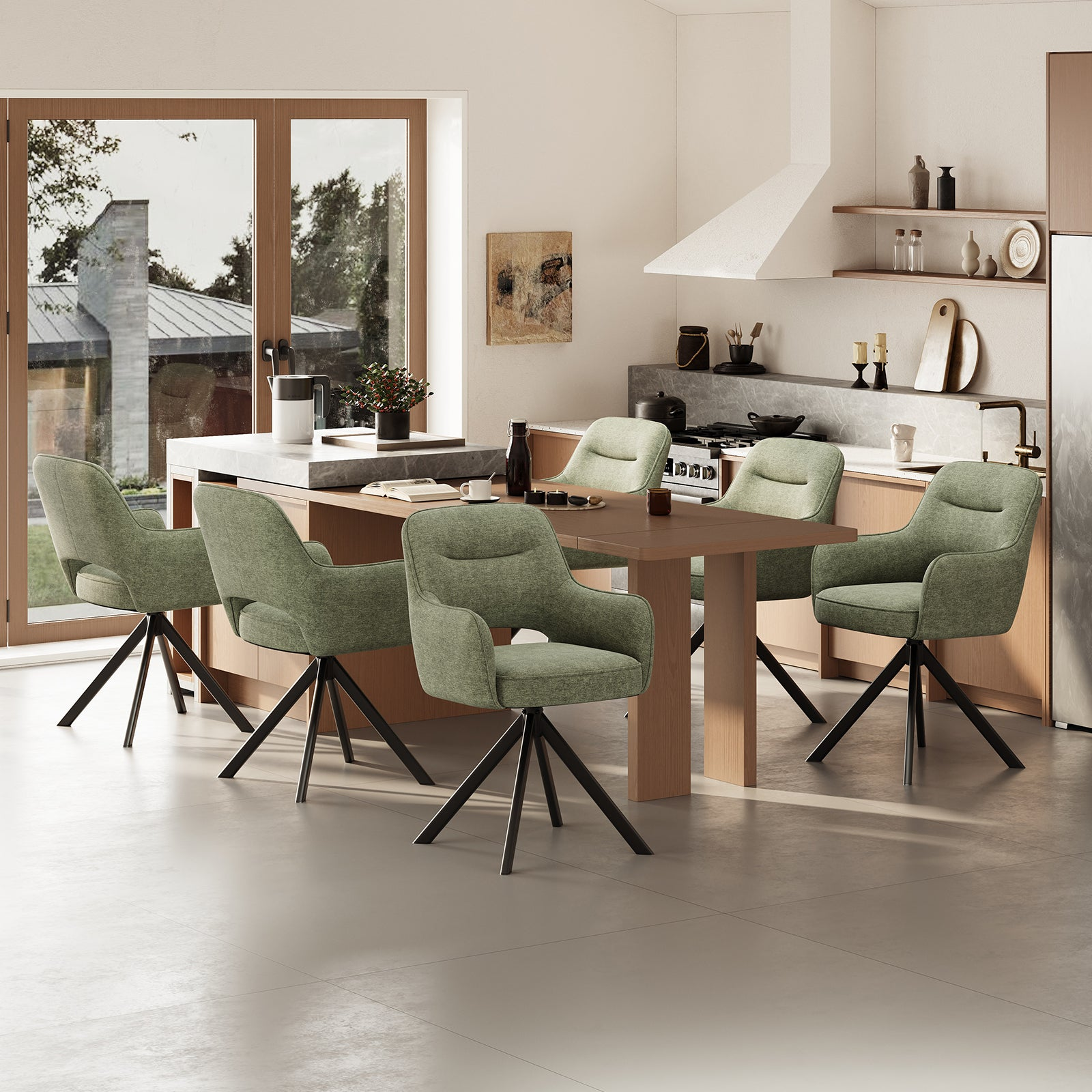 Grüne Stühle um einen Holztisch in einer modernen Küche mit Blick nach draußen.
