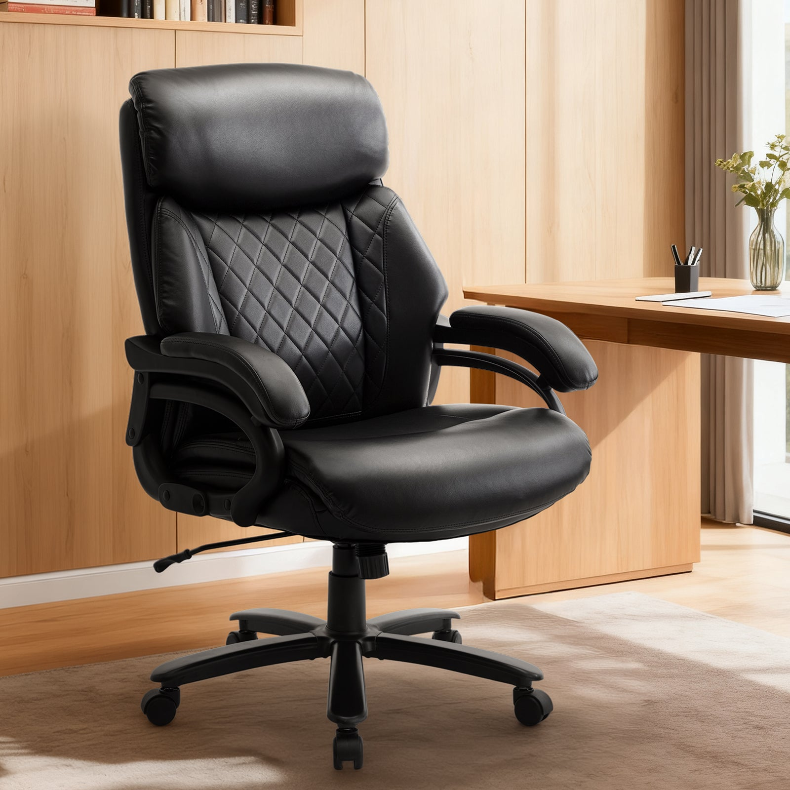 Ein schwarzer Bürostuhl aus Leder mit Rautensteppung steht auf einem Teppich vor einem Holztisch.