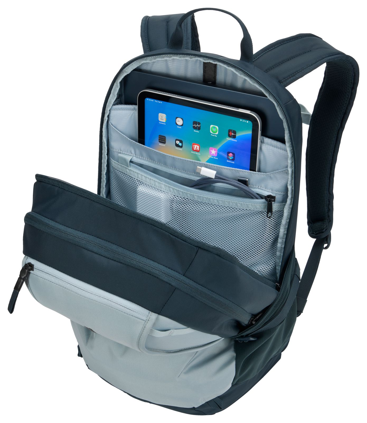 Ein dunkelgrauer Rucksack mit offenem Fach, der ein Tablet und ein Ladekabel zeigt.