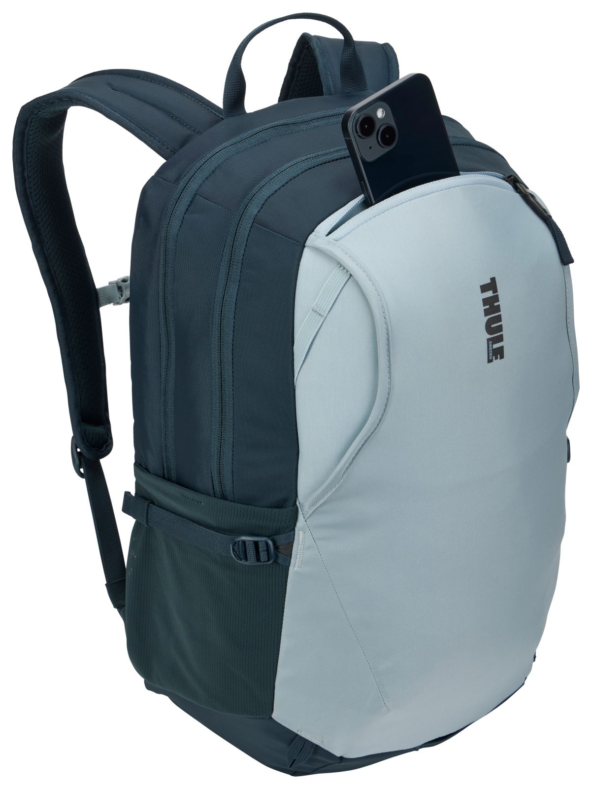 Ein dunkelblauer Rucksack mit hellem blauen Fach, in dem ein Smartphone steckt.