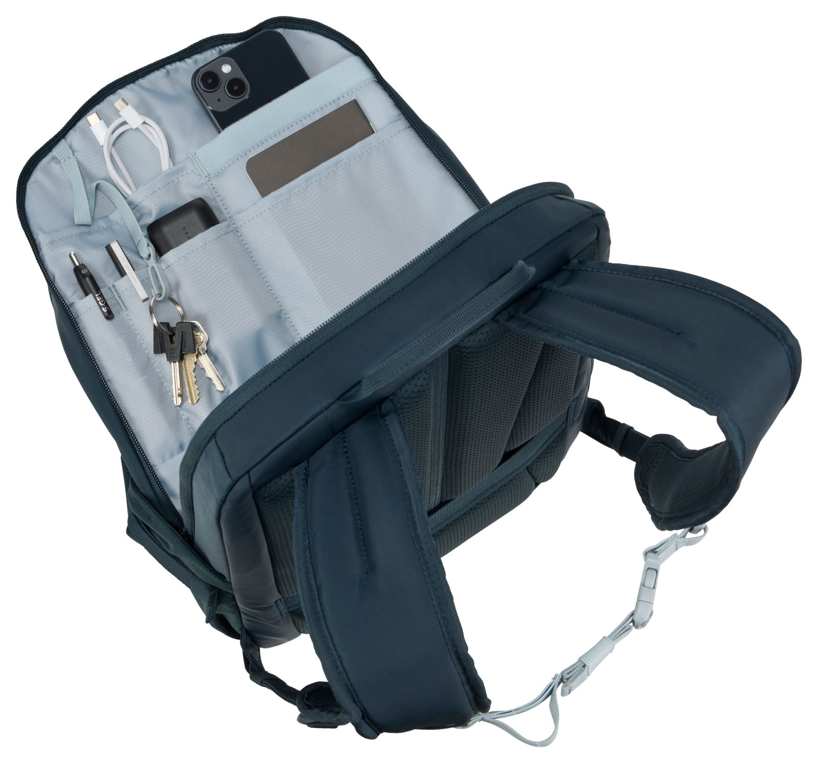 Ein geöffneter dunkelblauer Rucksack mit Smartphone, Kabeln, AirPods, Stift und Schlüsseln.