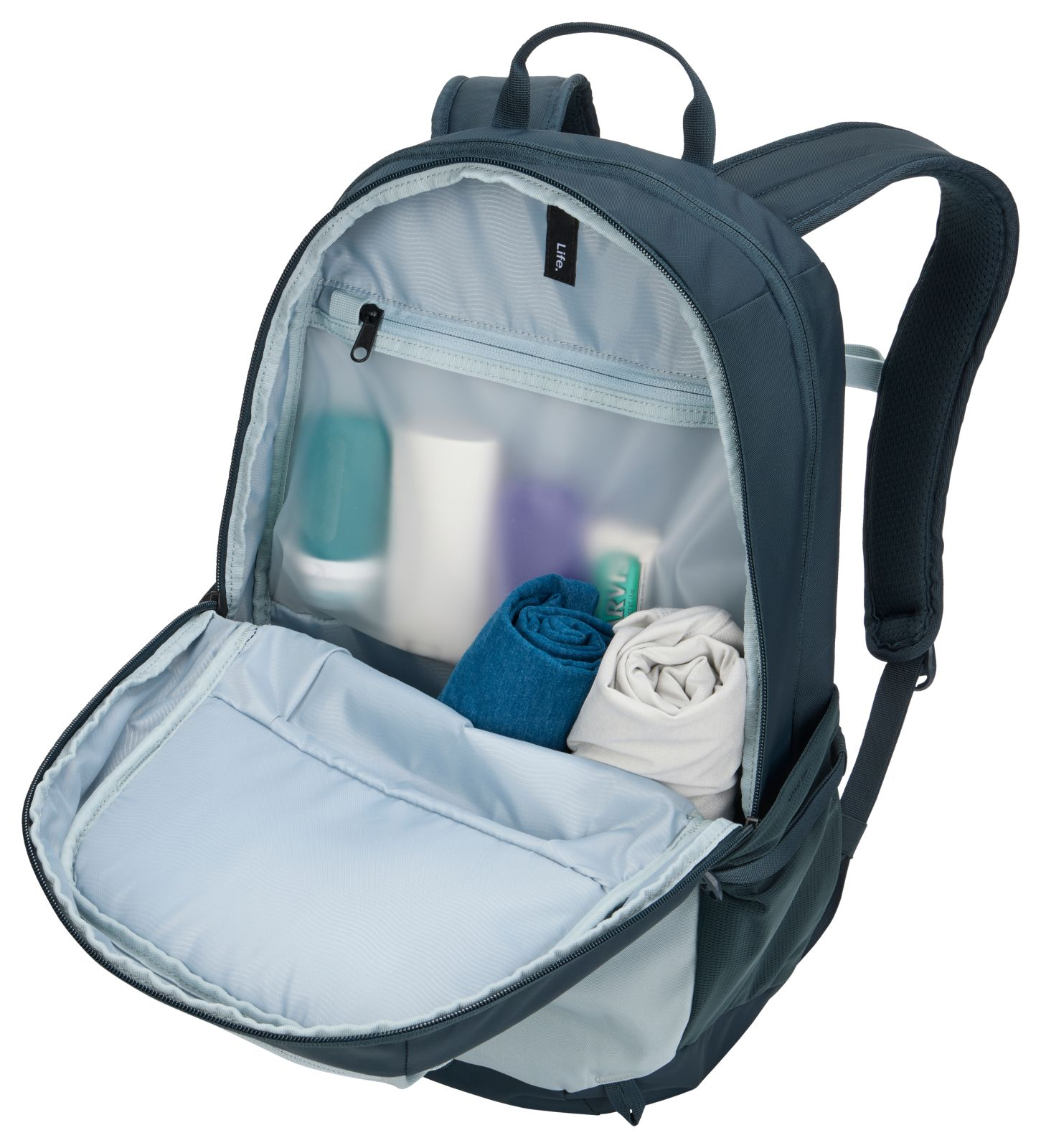 Ein dunkelblauer Rucksack mit offenen Fächern und Reiseutensilien.
