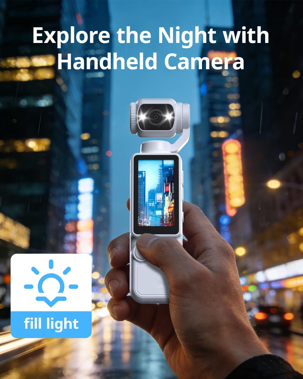 Hand hält eine weiße Handkamera mit Gimbal vor einer nächtlichen Stadtkulisse mit Lichtern.